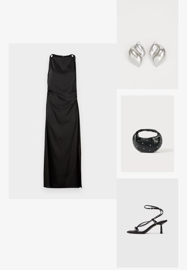 Schwarzes ärmelloses Kleid mit gerader Silhouette, aus glattem Stoff gefertigt. Besitzt Raffung und einen seitlichen Schlitz für zusätzliche Details.; Schwarze Wildleder-High-Heelsandalen mit spitzem Zehenbereich, Knöchelriemen und dekorativen Nietenverzierungen an den Riemen.; Schwarze Lederhandtasche mit abgerundeter Form, verziert mit silbernen Nietenakzenten und kurzem Griff. Glatte Struktur und Reißverschlussverschluss.; Silberne Ohrringe mit einer organischen, abstrakten Form. Glatte, glänzende Oberfläche mit einem konischen Design. Mit dezenten Kurven und einem zentralen Linienelement.