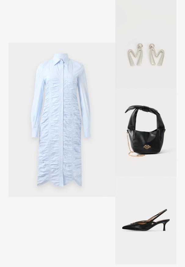 Helles blaues Hemdkleid aus glattem Stoff mit vertikalen Rüschen, Knopfleiste, langen Ärmeln und abgerundetem Saum.; Schwarzer Leder-Slingback-Schuh mit spitzer Schuhspitze, niedrigem Kitten-Heel und goldener Schnalle vorne.; Schwarze weiche Lederhandtasche von Love Moschino mit geknotetem Griff und goldenem Kettenriemen auf weißem Hintergrund.; Paar silberfarbene Metallohrringe in Form des kantigen Buchstabens M mit abgerundeten Stegen auf weißem Hintergrund.