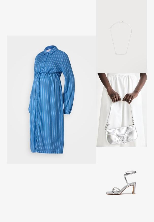 Blau gestreiftes Umstandskleid, lange Ärmel, Knopfleiste vorne, Bindegurt unter der Brust, leichtes Material, semi-lockere Passform, abgerundeter Saum.; Silberne High-Heel-Sandalen mit eckiger Zehenpartie, dünnem Knöchelriemen und Riemen über dem Spann. Glänzende Metallic-Oberfläche mit einem 3-Zoll-Blockabsatz.; Silberne metallische Handtasche mit Schnürdetail, die ein elegantes Design und einen kurzen Tragegurt aufweist. Die Tasche wird in den Händen gehalten und zeigt ihre Textur.; Zarte Silberkette mit horizontalem Balkenanhänger, besetzt mit kleinen funkelnden Steinen und verstellbarem Verschluss.