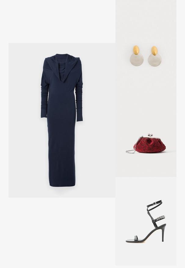 Robe bleu marine à manches longues avec un décolleté drapé et une silhouette ajustée. Fabriquée en tissu doux et extensible ; texture lisse sans motifs visibles.; Sandale noire à talon haut avec fine bride à la cheville, bride médiane décorée de maillons de chaîne argentés, et design à bout ouvert.; Petit sac pochette rouge orné de perles, avec fermoir argenté et chaîne sur un fond blanc uni.; Boucles d'oreilles en métal doré et argenté avec une base en disque rond et une pièce supérieure ovale, texture lisse et finition polie.