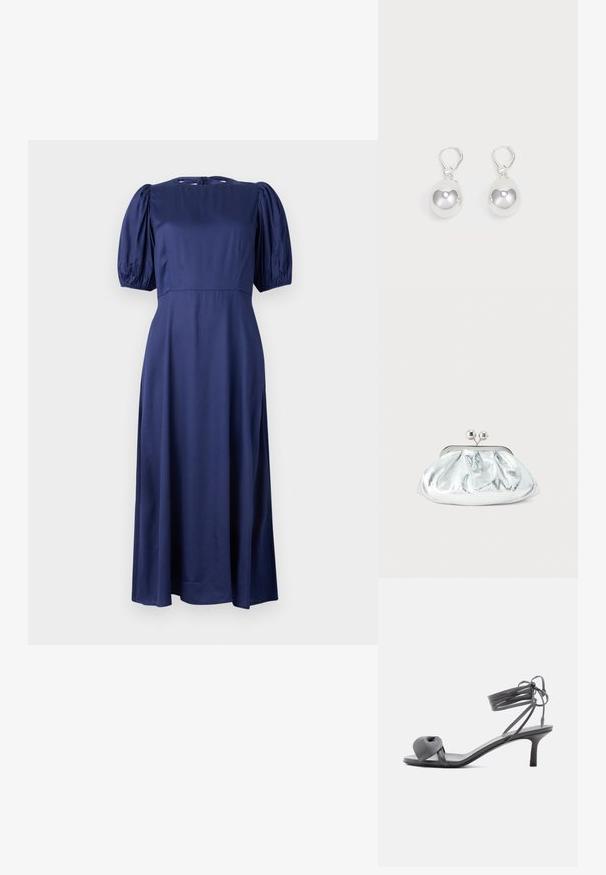 Marineblaue Midikleid mit Puffärmeln, Rundhalsausschnitt und einer Bindeschließe im Rücken. Hergestellt aus glattem, leichtem Stoff für eine fließende Passform.; Graue Leder-Pumps mit Absatz, verknotetem Riemen über den Zehen und Wickelriemen um den Knöchel auf schlankem, mittelhohem Absatz vor weißem Hintergrund.; Kleine silberne Metallic-Clutch mit gerundetem, gerafftem Design und einem Verschluss mit zwei silbernen Kugeln.; Silberne Tropfenohrringe mit glatten, runden, reflektierenden Oberflächen, die an Hakenverschlüssen hängen. Der Hintergrund ist reinweiß.