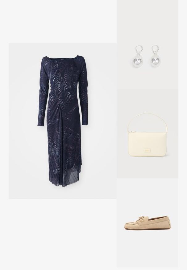 Robe à manches longues, bleu marine foncé, ornée d'un motif de feuilles, avec une taille cintrée et une jupe fluide qui drape sur un côté.; Mocassin beige en daim avec bout moc cousu, lacet décoratif noué sur le dessus et semelle plate marron visible de profil.; Sac à main rectangulaire de couleur crème avec une seule sangle et une fermeture éclair sur le dessus, comportant une petite plaque de logo embossé à l'avant.; Boucles d'oreilles en argent en forme de goutte avec des surfaces lisses, rondes et réfléchissantes, suspendues à des fermoirs à ressort. L'arrière-plan est blanc uni.