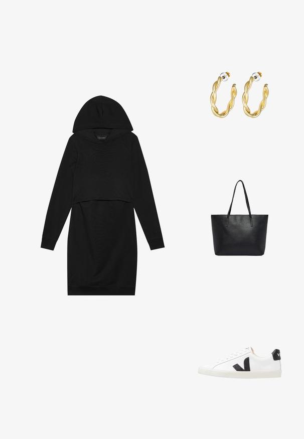 Sort pullover kjole med hætte, lange ærmer og cropped design. Fremstillet af blødt stof med en glat tekstur og ribbede manchetter.; Hvide sneakers med et sort V-logo, der har en glat læderoverdel, rund tå, snørrelukning og en kontrasterende sort hælflap.; Sort tekstureret lædertaske med to lange skulderremme, rektangulær form og åben top.; Guld snoede hoops øreringe med en glat overflade, der har en transparent baggrund og hardware i guldtoner.