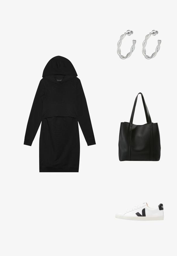 Zwart pullover jurk met een capuchon, lange mouwen en een cropped ontwerp. Gemaakt van zachte stof met een gladde textuur en geribde manchetten.; Witte sneaker met een zwart V-logo, voorzien van een gladleren bovenwerk, ronde neus, vetersluiting en een contrasterende zwarte hieltab.; Zwarte leren tote bag met twee lange handvatten, met een minimalistisch ontwerp, een gladde textuur en verticale naden aan de voorkant.; Draaierige zilveren hoops met een gladde afwerking en een post-back sluiting, die een modern, verweven ontwerp tonen.