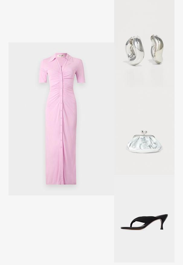 Vestido rosa de botones con mangas cortas, que presenta un cuello tipo polo, detalles fruncidos en el escote y una silueta recta hasta el suelo.; Sandalia negra de tacón medio con tira acolchada en la punta y diseño de tira entre los dedos, tacón delgado y suela lisa sobre un fondo claro y sencillo.; Pequeño bolso de mano metálico plateado con diseño redondeado y fruncido y cierre de broche con dos esferas plateadas.; Pendientes escultóricos de plata con formas suaves y curvas y superficies reflectantes. Presentan un diseño de aro cerrado y una forma orgánica distintiva.