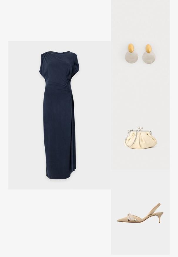 Vestido azul marino, sin mangas, de largo hasta el tobillo, con drapeado asimétrico y tela fruncida en la cintura derecha, mostrado sobre un fondo liso.; Zapato slingback beige de punta estrecha con detalle de nudo decorativo en la parte superior y un tacón bajo y delgado tipo kitten heel.; Clutch de cuero beige plisado con un marco de metal plateado, que cuenta con dos broches decorativos redondos y una correa de cadena plateada.; Pendientes de metal dorado y plateado con base de disco redondo y pieza superior ovalada, textura suave y acabado pulido.