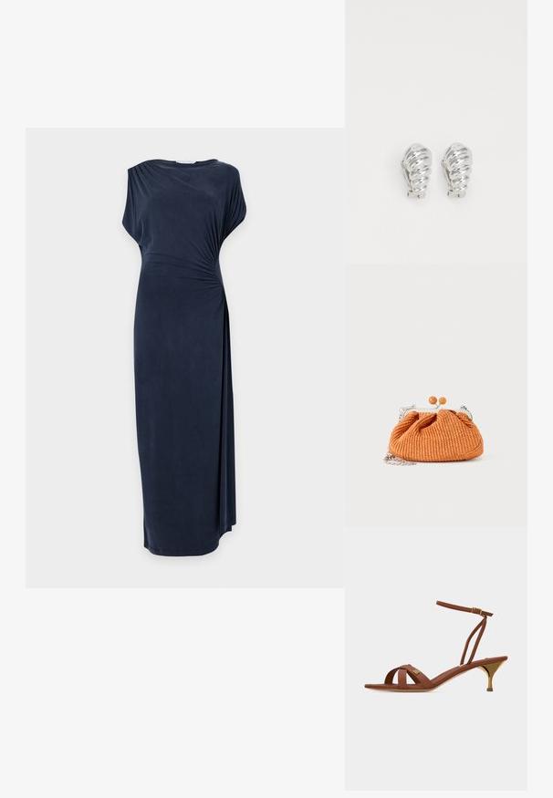 Robe bleu marine, sans manches, longueur cheville, avec drapé asymétrique et tissu froncé à la taille droite, présentée sur un fond uni.; Sandale à lanières en cuir marron avec un petit talon doré, une bride à boucle à la cheville et un petit détail de logo doré sur les lanières avant.; Petit sac pochette tissé orange avec cadre en métal argenté, fermoir rond et bandoulière chaîne argentée sur fond blanc.; Boucles d'oreilles en clip argentées avec un design en spirale, présentant une texture métallique lisse et des formes arrondies. Pas d'embellissements ou de motifs visibles.