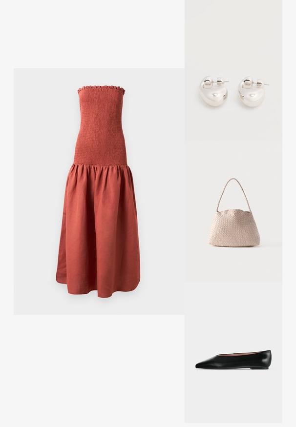 Μακρύ, strapless φόρεμα με κατσαρωμένο μπούστο σε απόχρωση σκουριάς, που διαθέτει φούστα φαρδιά και μαζεμένη για μια υφασμάτινη αίσθηση.; Μαύρο δερμάτινο γυναικείο παπούτσι με χαμηλό τακούνι και μυτερή μύτη, εμφανιζόμενο πλάγια σε απλό ανοιχτό γκρι φόντο.; Μπεζ υφαντή δερμάτινη τσάντα ώμου με στρογγυλεμένο σχήμα και πλεκτή λαβή, με μικρό κυκλικό δερμάτινο κούμπωμα.; Ζευγάρι από λαμπερά ασημένια μεγάλα σκουλαρίκια κρίκους με κούμπωμα πίσω, σε απλό λευκό φόντο.