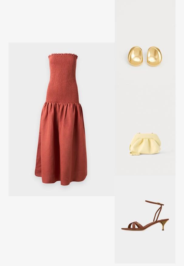 Robe longue sans bretelles avec un corsage froncé dans une couleur rouille, présentant une jupe évasée et froncée pour un look texturé.; Sandale à lanières en cuir marron avec un petit talon doré, une bride à boucle à la cheville et un petit détail de logo doré sur les lanières avant.; Pochette en cuir jaune doux avec un design froncé et une bandoulière amovible, posée sur un fond clair uni.; Boucles d'oreilles en forme de clou de couleur or, avec une forme lisse et arrondie et une surface réfléchissante, mettant en avant un design minimaliste sans motifs visibles.