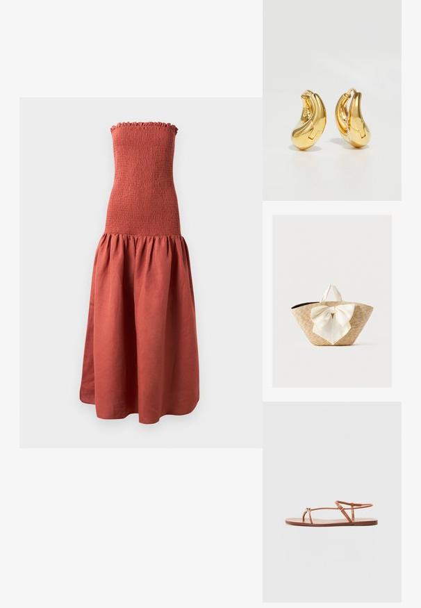 Robe longue sans bretelles avec un corsage froncé dans une couleur rouille, présentant une jupe évasée et froncée pour un look texturé.; Loeffler Randall LARA STRAPPY - Sandales tongs - timber; Sac cabas en paille tissée avec des poignées en tissu crème et un grand nœud décoratif crème à l'avant, sur un fond uni.; Boucles d'oreilles en or en forme de d'anneaux lisses et courbés avec une finition polie. Équipées d'un mécanisme de fermeture et de légères indentations pour le détail.