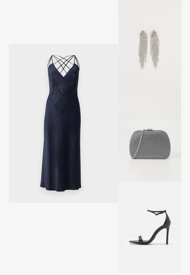 Robe en satin bleu marine avec une silhouette ajustée, présentant un décolleté à bretelles croisées et un motif de losanges matelassé sur le devant. Longue longueur.; Sandales noires à talons hauts avec un orteil ouvert, des fines lanières et une boucle à la cheville. Texture en cuir lisse avec un design de forme pointue.; Pochette texturée noir et blanc de forme arrondie, avec une chaîne en métal argenté et un fermoir en métal en haut.; Boucles d'oreilles en argent présentant un design en cascade avec plusieurs rangées de strass scintillants, des pointes effilées et de délicates nuances de chaîne.