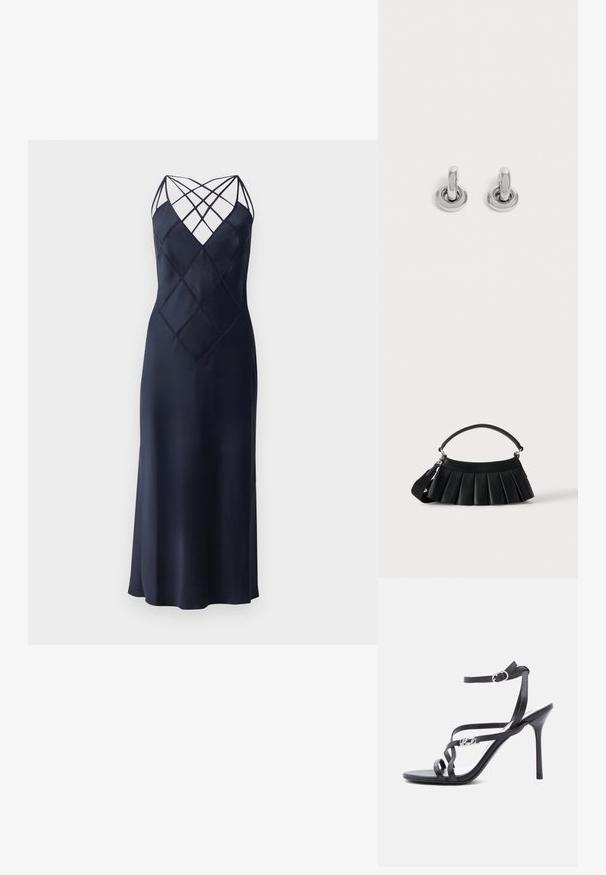 Robe en satin bleu marine avec une silhouette ajustée, présentant un décolleté à bretelles croisées et un motif de losanges matelassé sur le devant. Longue longueur.; Sandale à talon noir avec fines lanières, boucle à la cheville et détail logo en métal sur la lanière latérale, sur fond blanc.; Sac à main noir plissé avec une petite anse et une sangle réglable plus large attachée, présenté sur un fond clair uni.; Paire de petites boucles d'oreilles créoles argentées brillantes avec une base ronde, présentées sur un fond clair uni.