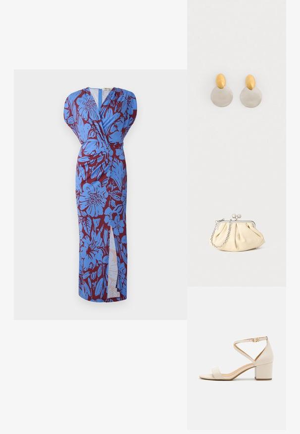 Lange jurk met een wikkelontwerp, voorzien van een blauw bloemenpatroon op een bordeauxrode achtergrond, gemaakt van zachte stof met een zijsplitting.; Beige blokhak sandalen met een minimalistisch ontwerp, open neus en verstelbare enkelriem met een gouden gesp detail. Zachte textuur.; Geplooide beige leren clutch met een zilveren metalen frame, voorzien van twee ronde decoratieve sluitingen en een zilveren kettingriem.; Gouden en zilveren metalen oorbellen met een ronde schijfbasis en een ovale bovenstuk, gladde textuur en gepolijste afwerking.