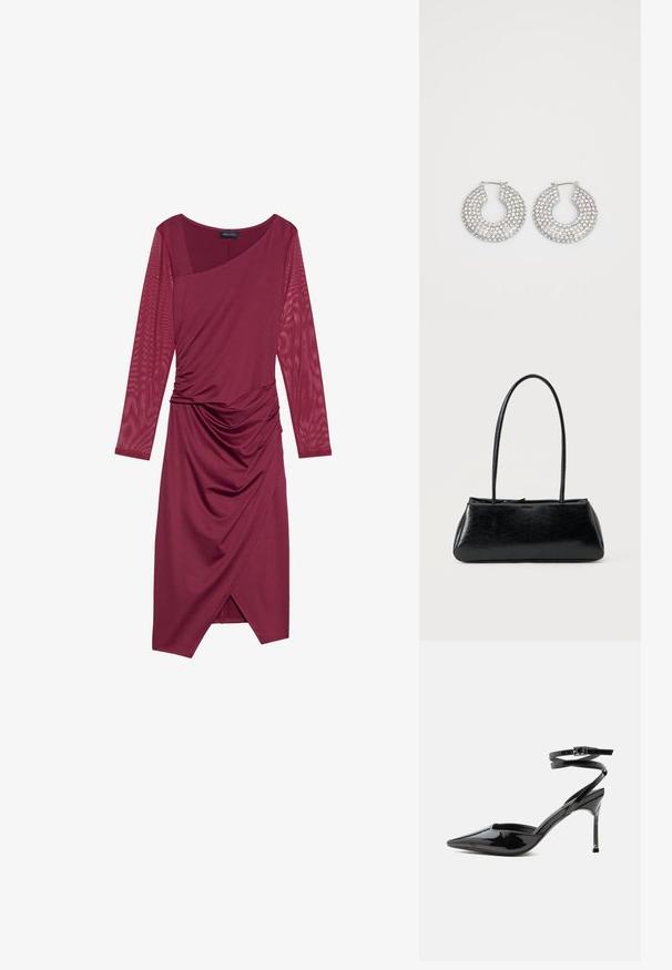 Robe bordeaux avec de longues manches translucides, décolleté asymétrique, corps drapé et détail froncé à la taille, présentant une finition au niveau des genoux.; Escarpin à talon aiguille en cuir verni noir, bout pointu, fines lanières à la cheville et petite boucle.; Sac à épaule rectangulaire noir avec de longues bretelles fines et une texture lisse et brillante sur un fond uni.; Boucles d'oreilles en argent en forme de créoles ornées de multiples embellissements en cristal transparent, présentant une surface texturée et un design circulaire ouvert.