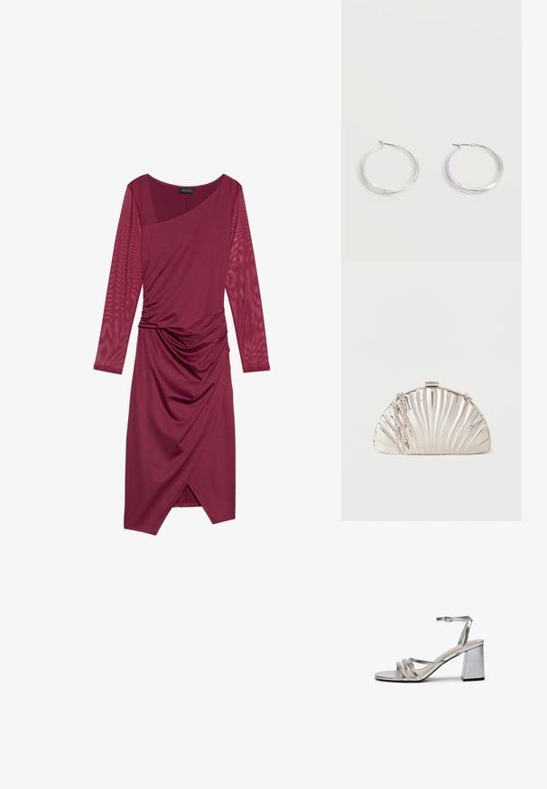Robe bordeaux avec de longues manches translucides, décolleté asymétrique, corps drapé et détail froncé à la taille, présentant une finition au niveau des genoux.; Sandale à talon haut en métal argenté avec un talon bloc, une fine sangle de cheville et plusieurs larges bandes sur l'avant du pied. Texture lisse.; Pochette argentée métallique en forme de coquillage, avec une chaîne en argent drapée sur le côté.; Boucles d’oreilles créoles en métal argenté avec une surface lisse légèrement incurvée et des fermoirs à clapet sur un fond blanc uni.