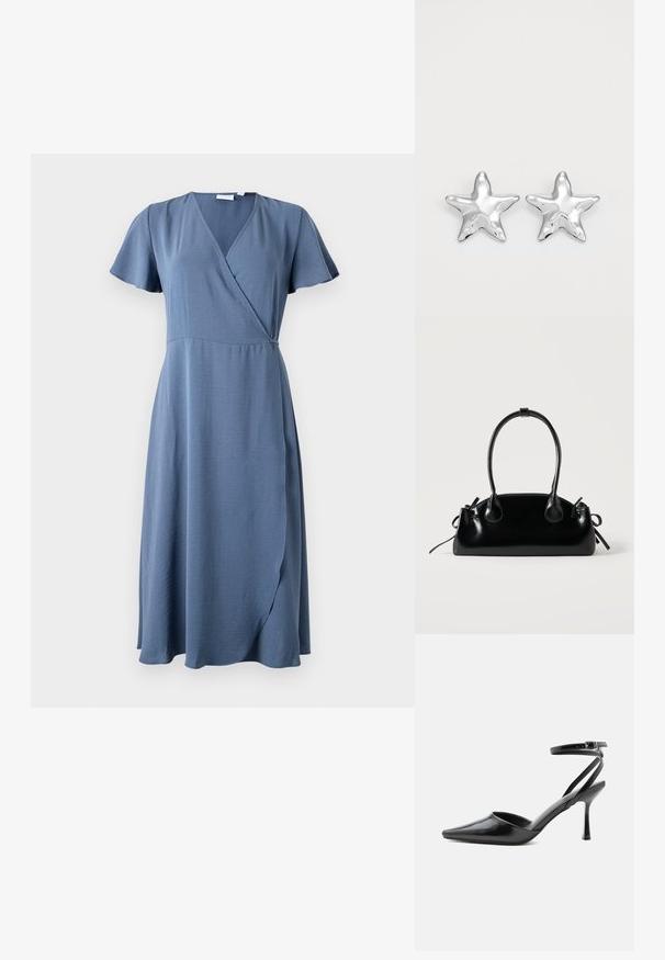 VILA VILOVIE S/S WRAP MIDI DRESS - NOOS - Jurk - vintage indigo; Zwarte pumps met puntige neus, dunne enkelbandjes en een zilveren gesp op een effen lichte achtergrond.; Kleine zwarte glanzende handtas met twee lange hengsels en zijkant trekkoord details op een effen lichte achtergrond.; Zilveren stervormige oorbellen met een gepolijste, glanzende afwerking. Elke oorbel heeft vijf punten en subtiele textuurdetails op het oppervlak.