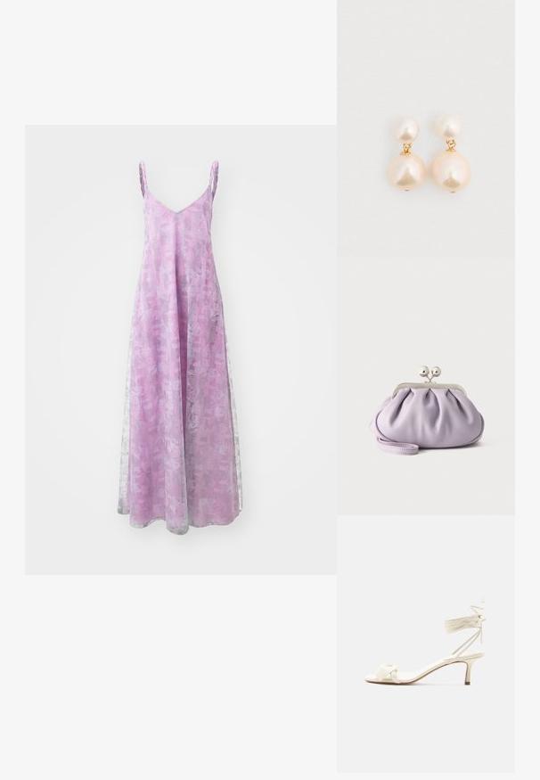 Vestido largo sin mangas en púrpura claro con un sutil patrón texturizado, que cuenta con un escote en V y una silueta fluida.; Sandalia de tacón bajo color crema con lazos alrededor del tobillo y una amplia tira retorcida sobre los dedos, sobre un fondo blanco liso.; Bolso de mano suave de lavanda con tela recogida, cierre de beso plateado y correa de muñeca a juego sobre un fondo liso y claro.; Pendientes de perlas que presentan dos perlas texturizadas de color blanco roto en tamaños graduados, conectadas por herrajes de tono dorado. Acabado liso y brillante.