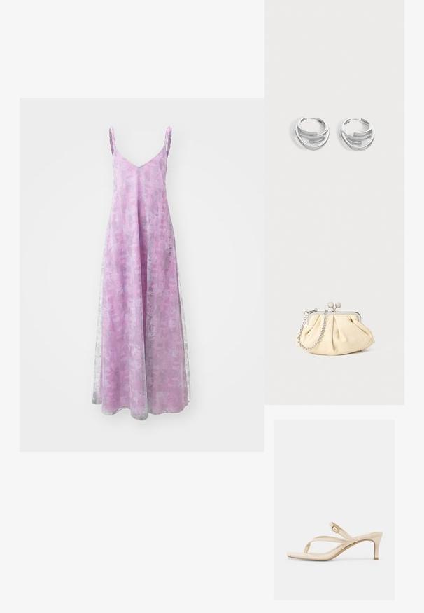 Langes, ärmelloses Kleid in hellviolett mit einem dezenten strukturierten Muster, das einen V-Ausschnitt und eine fließende Silhouette aufweist.; Beige Sandale mit Absatz, Zehenriemen, dünnen Riemen, verstellbarer goldener Schnalle und niedrigem Kitten-Heel vor weißem Hintergrund.; Faltige beigefarbene Ledertasche mit einem silbernen Metallrahmen, ausgestattet mit zwei runden dekorativen Verschlüssen und einem silbernen Kettenriemen.; Paar polierte silberne Creolen mit geschichtetem, gebogenem Stabdesign auf einem einfarbigen hellen Hintergrund.