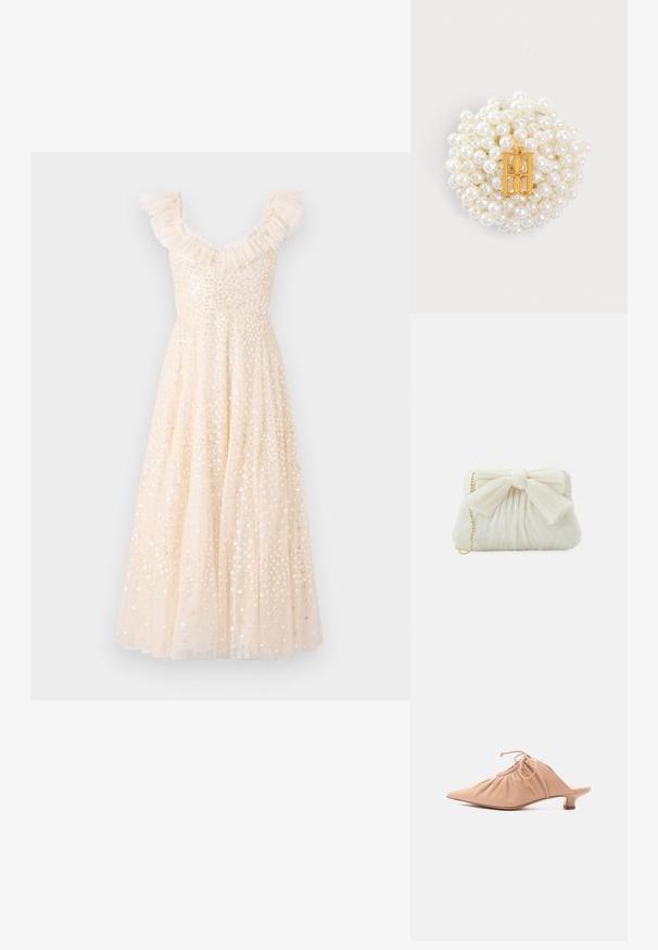Robe de couleur crème avec des bretelles froncées, ornée de sequins scintillants, jupe fluide et corsage ajusté.; Mule pour femme en cuir beige avec bout pointu, dessus froncé, lien de serrage et petit talon kitten, sur fond blanc.; Sac à main plissé blanc avec un nœud proéminent et une chaîne dorée. Texture douce avec un design froncé à l'avant.; Groupe de petites perles blanches formant une forme ronde avec un pendentif rectangulaire en or portant une lettre décorative H au centre.