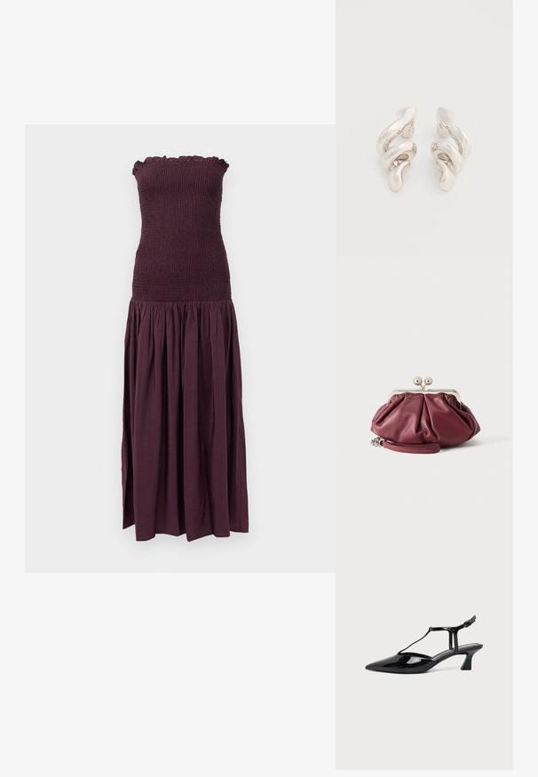 Robe sans bretelles de couleur violet foncé avec un corsage smocké, un col à volants et une jupe évasée et froncée. Fabriquée en tissu léger et texturé.; Chaussure slingback en cuir verni noir à bout pointu avec bride en T et petit talon bloc incliné sur fond blanc.; Petite pochette en cuir bordeaux avec fermoir en métal argenté et bracelet pour poignet sur fond blanc.; Boucles d'oreilles clips en métal argenté torsadé avec une finition lisse et brillante, présentant un design moderne et abstrait en spirale.