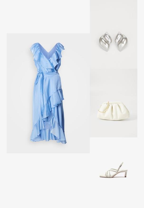 Lichtblauwe wikkeljurk met gerimpelde mouwen en zoom. Gemaakt van een soepele stof, voorzien van een strikceintuur op de taille voor een aanpasbare pasvorm.; Zign Klassieke pumps - off white; Witte leren handtas met een geassembleerd ontwerp, voorzien van een gouden kettingband en een ronde vorm. Gladde textuur met zachte plooien en geen patronen.; Zilveren oorbellen met een organische, abstracte vorm. Gladde, glanzende oppervlakte met een taps toelopend ontwerp. Beschikken over subtiele rondingen en een centrale lijn detail.