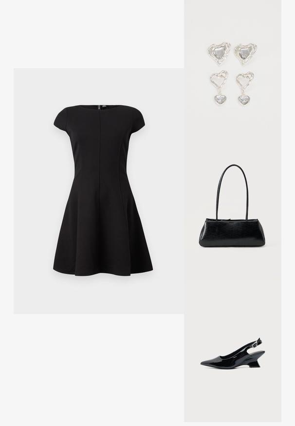 Sort kjole med kort ærme, tætsiddende overdel og udskåret skørt. Glat stof, knælangt design og usynlig lynlås i ryggen.; Sort laklæder slingback sko med spids tå og lav vinklet blokhæl på ensartet lys baggrund.; Sort rektangulær skuldertaske med lange tynde stropper og en glat, blank tekstur på en ensfarvet baggrund.; Sølvøreringe i hjerteform har facetterede klare sten med en struktureret ramme. Sættet inkluderer både studs og hængende stilarter.