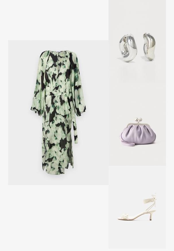 Robe longue verte et noire à motifs en tissu léger, dotée d'un décolleté en V, de manches larges et d'une ceinture à nouer à la taille pour un ajustement réglable.; Sandale à talon bas de couleur crème avec des liens à nouer autour de la cheville et une large bride torsadée sur les orteils, sur un fond blanc uni.; Pochette lavande douce avec tissu froncé, fermoir kiss-lock argenté et bracelet assorti sur un fond clair uni.; Boucles d'oreilles sculpturales en argent avec des formes douces et courbes et des surfaces réfléchissantes. Présentent un design de boucle fermée et une forme organique distincte.