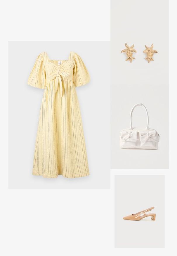 Gul kjole lavet af tekstureret stof med lodrette blå striber. Den har en firkantet halsudskæring, puffærmer og en knyttet talje.; Blank beige slingback sko med lav blokhæl, spids tå og justerbar sidebærespænde på ensfarvet baggrund.; Hvid syntetisk håndtaske med to forlommer, hver med en bundet sløjfedetalje. Glat tekstur, afrundede håndtag og lynlås lukning.; Øreringe i guldfarve med to teksturerede søstjerneformer, en større og en mindre på hver ørering, mod en hvid baggrund.
