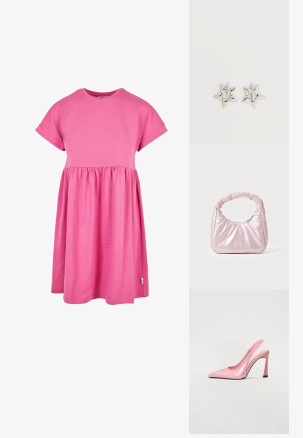 Rosa Baumwollkleid mit kurzen Ärmeln, Rundhalsausschnitt und gerafftem Bund. Der Rock fällt sanft und hat einen leicht gerundeten Saum.; Rosafarbene Slingback-Pumpe aus irisierendem Material mit spitzem Zehenbereich, schlankem Absatz und elastischem Riemen für einen perfekten Sitz. Glatte Textur mit glänzendem Finish.; Rosa, gepolsterte Handtasche mit abgerundeter Form, aus glänzendem Material gefertigt. Verfügt über einen gerafften Griff und einen Reißverschluss für sicheren Zugang.; Silberne, sternförmige Creolen mit einer glatten, polierten Oberfläche auf weißem, schlichtem Hintergrund.