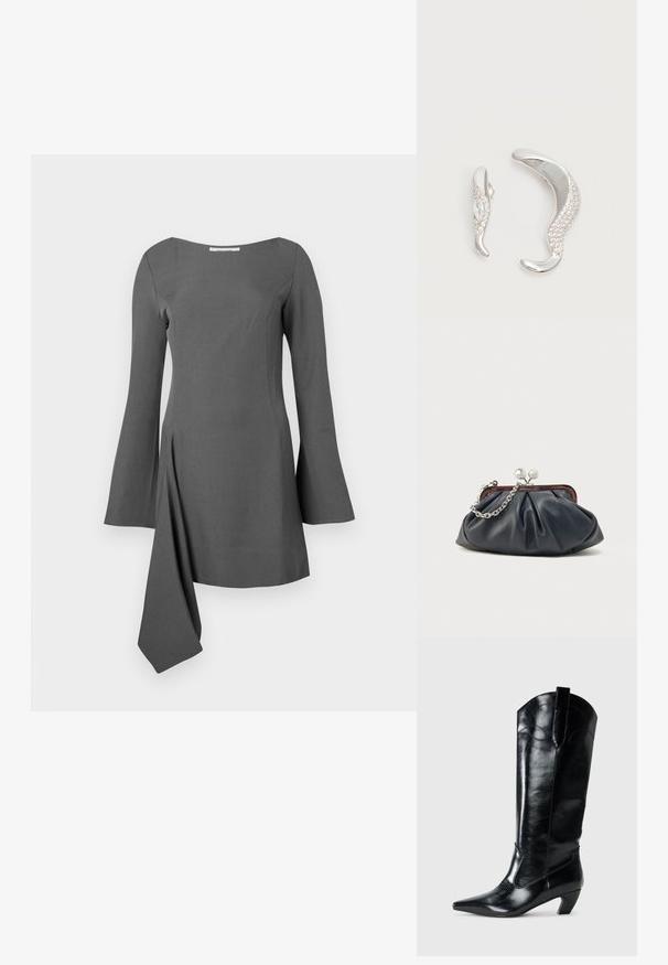 Grå kjole med firkantet udskæring, lange klokkeærmer og asymmetrisk skørt. Stoffet er glat med et struktureret design og minimal detaljering.; Sorte læderknæhøje støvler med spids tå, lav hæl og dekorative syninger på siderne. Glat, blank overflade.; Marineblå læderclutch med opsamlet design, sølvkæde og lukning med knips. Glat tekstur med en diskret glans.; To buede sølvøreringe, en større end den anden, begge prydet med små funklende krystaller langs den ene kant.