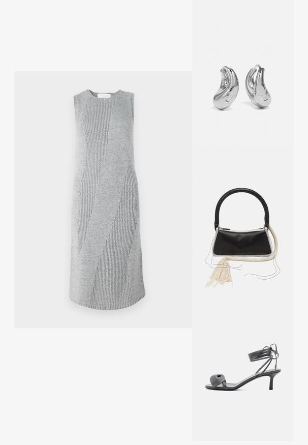 Graues gestricktes Kleid mit einem strukturierten Zickzackmuster. Ärmelloses Design, knielang, mit gerippten und glatten Stoffabschnitten.; Graue Leder-Pumps mit Absatz, verknotetem Riemen über den Zehen und Wickelriemen um den Knöchel auf schlankem, mittelhohem Absatz vor weißem Hintergrund.; Schwarze Ledertasche mit einem runden Griff, silbernem Reißverschluss, weißem Fellbesatz und einem langen cremefarbenen Quast, der vorne angebracht ist.; Silberne Creolen mit einer gebogenen, glänzenden Oberfläche und einem nahtlosen Design. Verfügt über einen Scharnierverschluss für sicheren Halt.