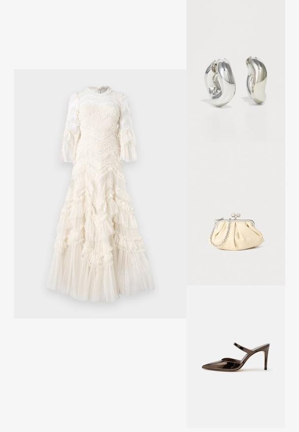 Robe blanche avec des couches froncées, tissu texturé à pois, longues manches transparentes et un col haut.; Mule à talon haut marron foncé brillant à bout pointu avec une fine bride sur le coup de pied sur fond blanc uni.; Pochette en cuir beige plissé avec un cadre en métal argenté, dotée de deux fermoirs ronds décoratifs et d'une chaîne en argent.; Boucles d'oreilles sculpturales en argent avec des formes douces et courbes et des surfaces réfléchissantes. Présentent un design de boucle fermée et une forme organique distincte.