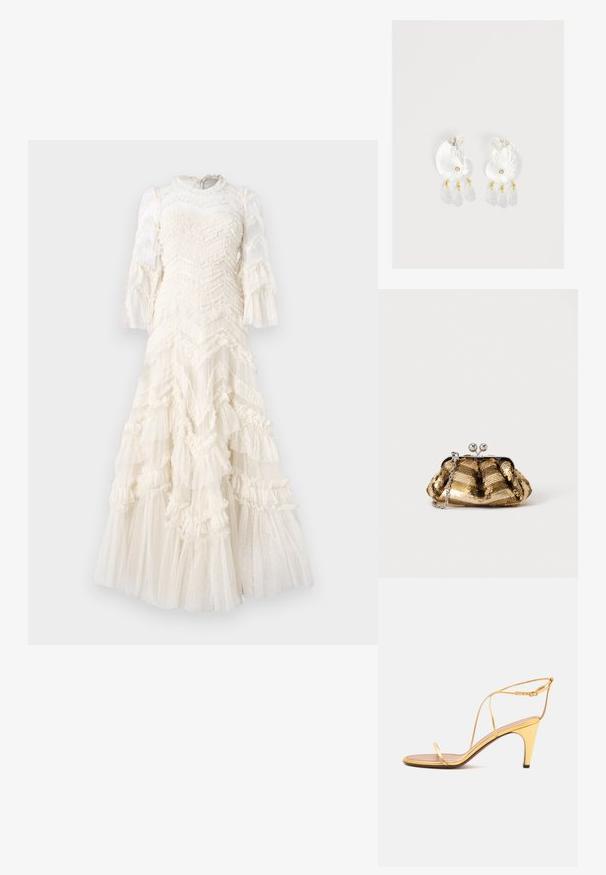 Robe blanche avec des couches froncées, tissu texturé à pois, longues manches transparentes et un col haut.; Sandale à talons hauts dorée avec fines lanières et une fine boucle à la cheville sur un fond gris clair.; Petit sac pochette doré à sequins avec un fermoir argenté et une courte chaîne argentée sur un fond clair uni.; Boucles d'oreilles en résine transparente en forme de coquillage avec de petits accents dorés et trois breloques translucides en forme de goutte pendantes sur chaque boucle d'oreille.