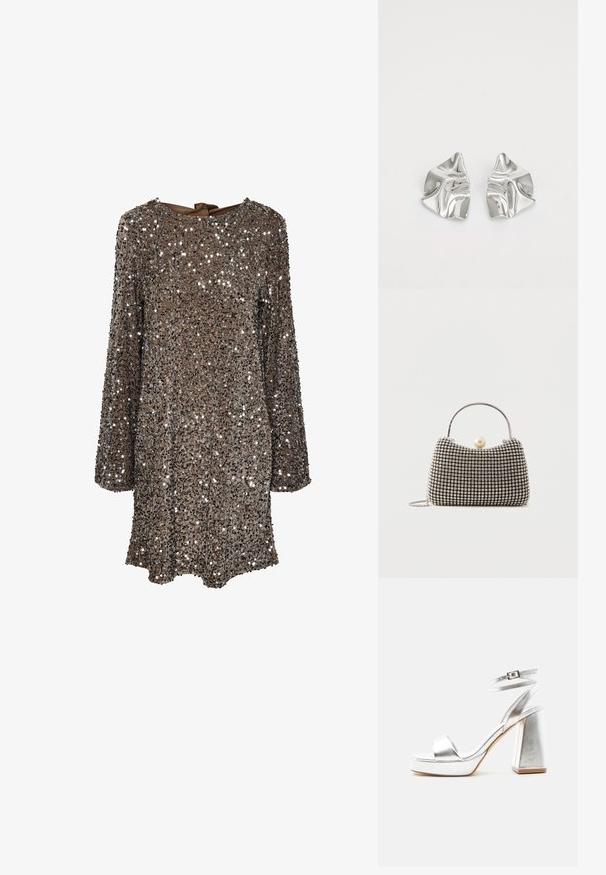 Vestido de manga larga con tela marrón cubierta de lentejuelas plateadas, con un escote redondo y un detalle de lazo en la parte posterior. Superficie reflectante y texturizada.; Sandalia de tacón alto plateada metálica con tira en el tobillo, tacón de bloque y punta abierta sobre un fondo claro y liso.; Pequeño bolso de mano con patrón de cuadrícula plateada, asa curva, gran cierre de perla y una delgada correa de cadena plateada sobre un fondo liso.; Pendientes de metal plateado con un diseño ondulado y escultórico, que presentan un acabado pulido y formas irregulares, destacando una estética contemporánea.
