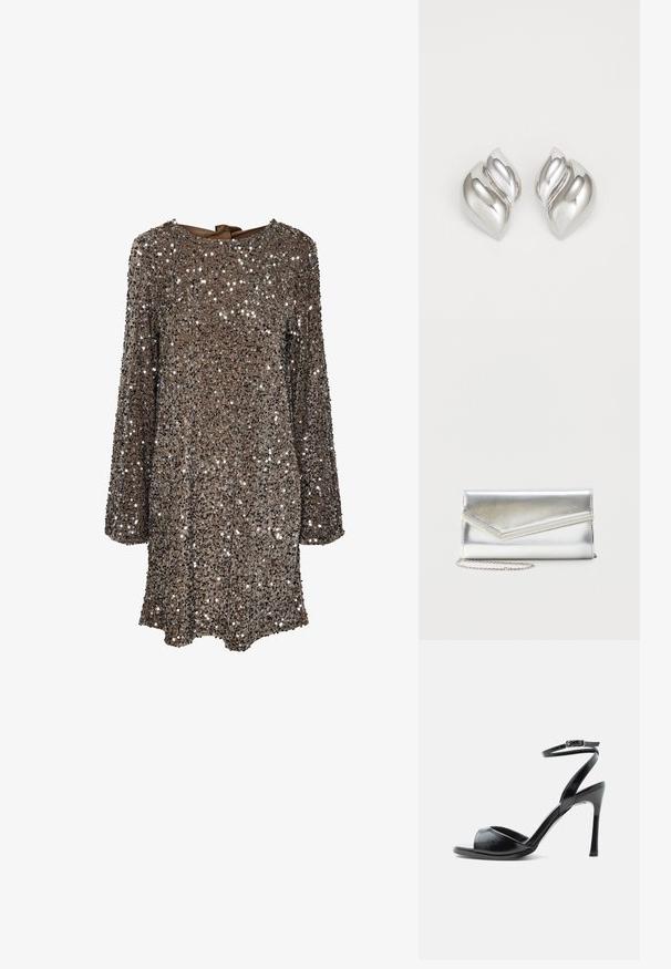 Vestido de manga larga con tela marrón cubierta de lentejuelas plateadas, con un escote redondo y un detalle de lazo en la parte posterior. Superficie reflectante y texturizada.; Sandalia negra de tacón alto con puntera abierta, tacón de aguja delgado y correa en el tobillo con hebilla sobre fondo blanco.; Bolso clutch plateado brillante con solapa de estilo sobre y adorno decorativo, pequeña correa de cadena plateada, sobre fondo liso claro.; Pendientes de plata con una forma orgánica y abstracta. Superficie lisa y brillante con un diseño cónico. Presentan suaves curvas y un detalle de línea central.
