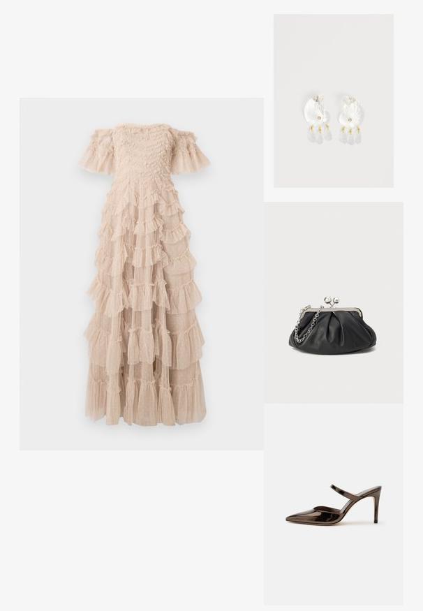 Robe longue décolletée beige clair, avec des volants superposés à texture ponctuée. Corsage ajusté avec manches évasées.; Mule à talon haut marron foncé brillant à bout pointu avec une fine bride sur le coup de pied sur fond blanc uni.; Porte-monnaie en cuir noir avec texture froncée, cadre en métal argenté, fermeture à verrouillage kiss-lock et bandoulière en chaîne. Surface lisse et douce.; Boucles d'oreilles en résine transparente en forme de coquillage avec de petits accents dorés et trois breloques translucides en forme de goutte pendantes sur chaque boucle d'oreille.