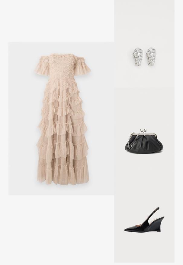 Robe longue décolletée beige clair, avec des volants superposés à texture ponctuée. Corsage ajusté avec manches évasées.; Chaussure compensée à bride arrière en cuir verni noir avec bout pointu et boucle réglable à la cheville sur fond blanc.; Porte-monnaie en cuir noir avec texture froncée, cadre en métal argenté, fermeture à verrouillage kiss-lock et bandoulière en chaîne. Surface lisse et douce.; Boucles d'oreilles en clip argentées avec un design en spirale, présentant une texture métallique lisse et des formes arrondies. Pas d'embellissements ou de motifs visibles.
