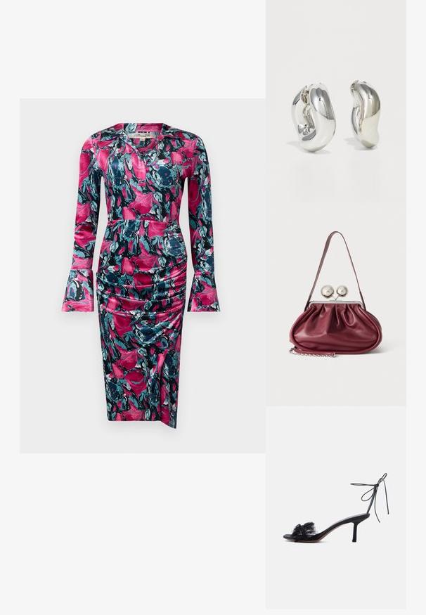 Diane von Furstenberg ZANE DRESS - Cocktailkjole / festkjole - indian pink; Sort åben tå sandaler med høje hæle, ankelrem og blonde detaljer på den forreste rem mod en ensfarvet lys baggrund.; Lille bordeaux læderhåndtaske med rynkede detaljer, en tynd rem og en sølvspænde med to store runde knopper.; Sølvskulpturelle øreringe med glatte, buede former og reflekterende overflader. Har et lukket hoop-design og en markant organisk form.