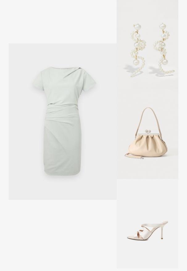 Lys grøn knælang kjole med korte ærmer, asymmetrisk halsudskæring og sammenkrøllet stofdetalje på taljen.; Beige højhælet mule med spids tå, slank stiletthæl og tre brede læderremme over foden.; Beige blød læderhåndtaske med en sølv metalramme-lukning, enkelt skulderstrop og en valgfri kæderem på en hvid baggrund.; Hvide perleøreringe med et snoet design, der har varierende størrelser af perler og guld accenter. Glat overflade og elegant form.