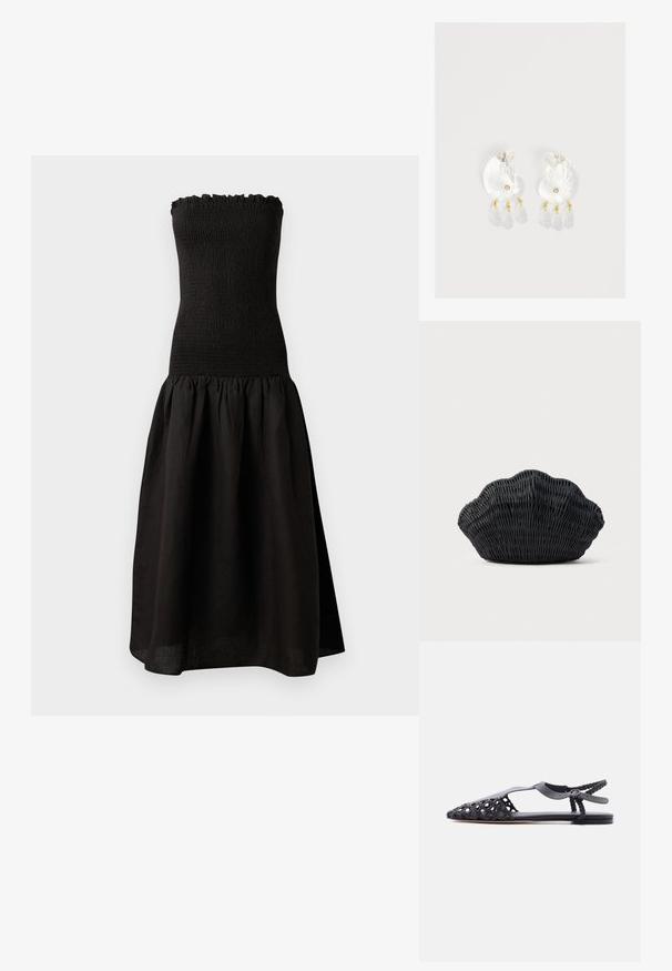 Zwarte strapless jurk met een gesmockte bodice, gerimpelde halslijn en een uitlopende, geplooide rok van lichtgewicht stof.; Zwarte platte sandaal met gevlochten puntige neus, T-bandje, gevlochten enkelriem en gespsluiting op een effen witte achtergrond.; Zwarte gevlochten handtas in de vorm van een sint-jakobsschelp met een gebogen bovenkant en een geweven textuur op een effen achtergrond.; Duidelijke hars oorbellen in schelpvorm met kleine gouden accenten en drie hangende doorschijnende druppelvormige bedels aan elk oorbel.