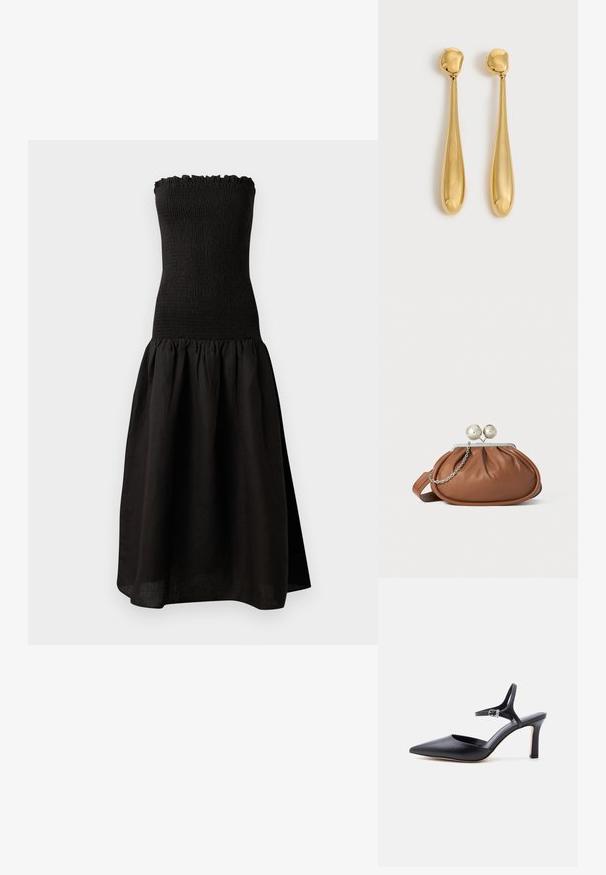 Schwarzes trägerloses Kleid mit einem gerafften Oberteil, Rüschensaum am Hals und einem ausgestellten, gefältelten Rock aus leichtem Stoff.; Schwarzer spitzer High Heel mit dünnem Knöchelriemen und silberner Schnalle, glatte Lederoberfläche, eleganter Damenschuh.; Braune Leder-Clutch mit silbernem Kugelverschluss und einem kleinen silbernen Kettendetail auf weißem Hintergrund.; Paar lange, glatte, glänzende goldene Tropfenohrringe mit abgerundeten Oberseiten und zulaufenden Tropfenformen auf hellem Hintergrund.