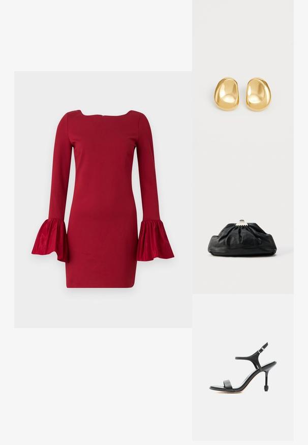 Rotes langärmliges Kleid mit schiffchenförmigem Ausschnitt und ausgestellten, rüschengeschmückten Ärmeln. Hergestellt aus einem glatten Stoff, mit einer taillierten Silhouette.; Schwarze hochhackige Sandale aus Leder mit dünnen Riemen, offenem Zehenbereich und verstellbarer Schnalle am Knöchel, vor einem schlichten weißen Hintergrund präsentiert.; Schwarze Leder-Clutch mit geraffter Textur, Metallverschluss und dezentem, auf der Vorderseite geprägtem Logo. Abgerundete Form.; Goldfarbene Ohrstecker mit einer glatten, runden Form und einer reflektierenden Oberfläche, die ein minimalistisches Design ohne sichtbare Muster zeigen.