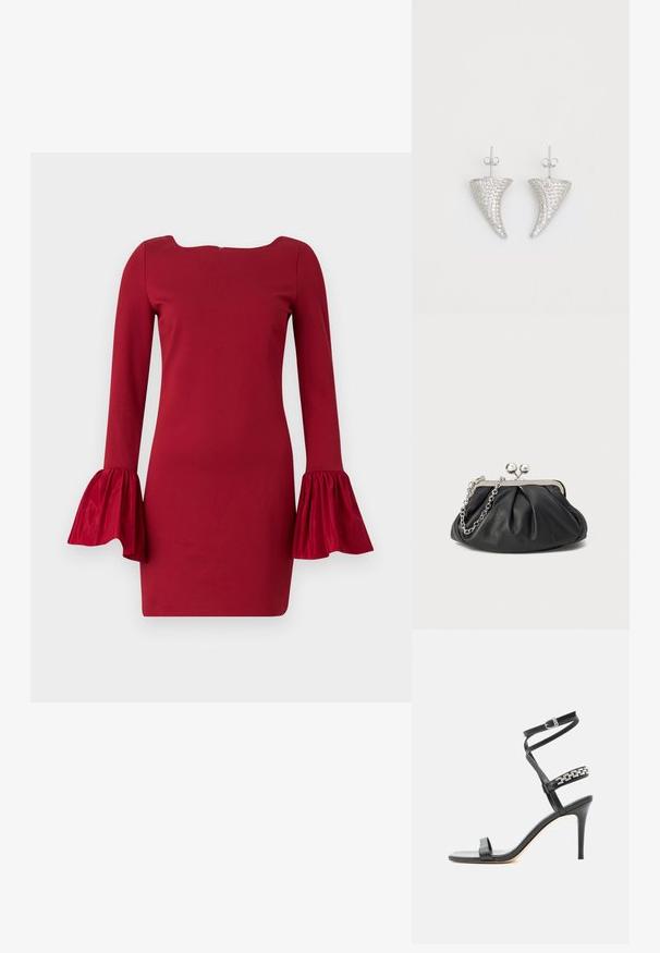 Rotes langärmliges Kleid mit schiffchenförmigem Ausschnitt und ausgestellten, rüschengeschmückten Ärmeln. Hergestellt aus einem glatten Stoff, mit einer taillierten Silhouette.; Schwarze Sandalette mit hohem Absatz, schlankem Knöchelriemen, Mittelriemen verziert mit silbernen Kettengliedern und offenem Zehendesign.; Schwarze Leder-Clutch mit geraffter Textur, silberfarbener Metallrahmen, Druckverschluss und Kettenriemen. Glatte, weiche Oberfläche.; Silberne, hornförmige Ohrringe, besetzt mit kleinen klaren Steinen, mit einem Steckverschluss zur Befestigung. Glatte Textur und metallisches Finish.