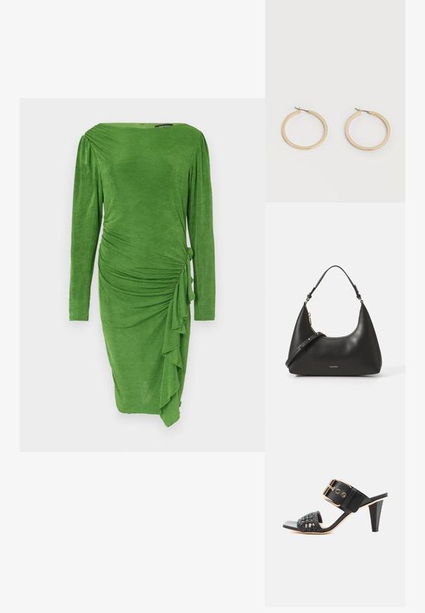 Grünes langärmliges Kleid aus strukturiertem Stoff, mit einer figurbetonten Silhouette, Raffung und einem seitlichen Volantdetail. Glatter Halsausschnitt.; Schwarze High-Heel-Sandale mit geflochtenem Frontriemen und breitem Knöchelriemen mit großer goldener Schnalle auf weißem Hintergrund.; Schwarze Leder-Hobo-Tasche mit einer geschwungenen Form, goldenem Reißverschluss und verstellbarem Gurt. Verfügt über ein geprägtes Logo auf der Vorderseite. Glatte Textur.; Paar mittelgroße, glatte Creolen in Goldton mit Scharnier-Verschlüssen auf einem einfarbigen hellen Hintergrund.