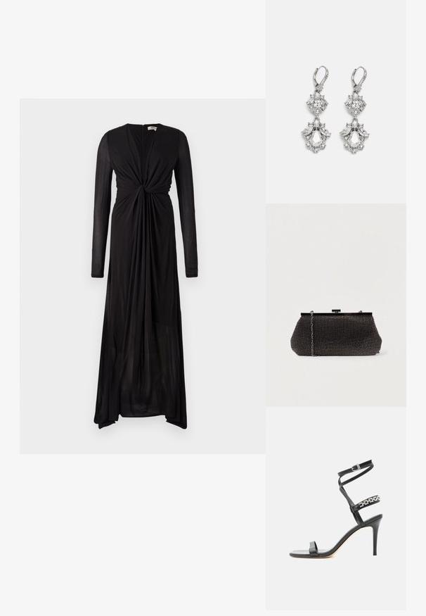 Zwarte jurk met lange mouwen, knoopdetail aan de voorkant en vloeiende stof. Beschikt over een diepe V-hals en een geleidelijke zoom voor een elegante draping.; Zwarte sandaal met hoge hak, smalle enkelband, middenvoetband versierd met zilveren schakels en een open teenontwerp.; Zwarte mesh clutchbag met een gestructureerde silhouette, versierd met kleine metalen studs, heeft een sluiting met een klapmechanisme en een afneembare kettingriem.; Zilverkleurige oorbellen met meerdere heldere kristalgesteenten in druppel- en marquisevormen, met sluitingen met een leversysteem en ingewikkelde details.