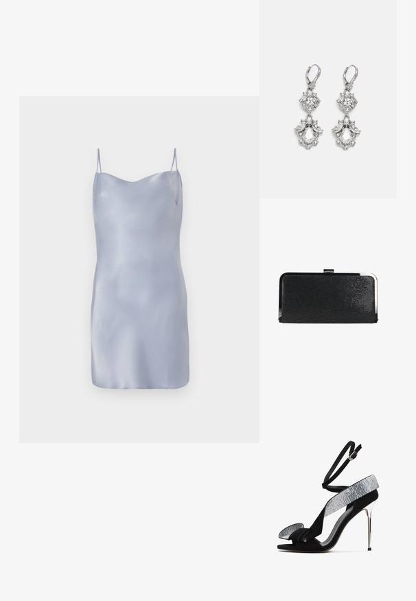 Satin glidende kjole i lyseblå med tynde justerbare stropper, en glat og sleek tekstur samt en enkel silhuet.; Sorte ruskind højhælede sandaler med en bred rem pyntet med rhinsten, en knyttet detalje foran og en ankelrem med en spænde.; Sort tekstureret rektangulær clutchtaske med sølv metalramme og lås på hvid baggrund.; Sølvfarvede øreringe med flere klare krystalgemstones i dråbe- og marquiseformer, med låse med bøjlestik og detaljeret udsmykning.