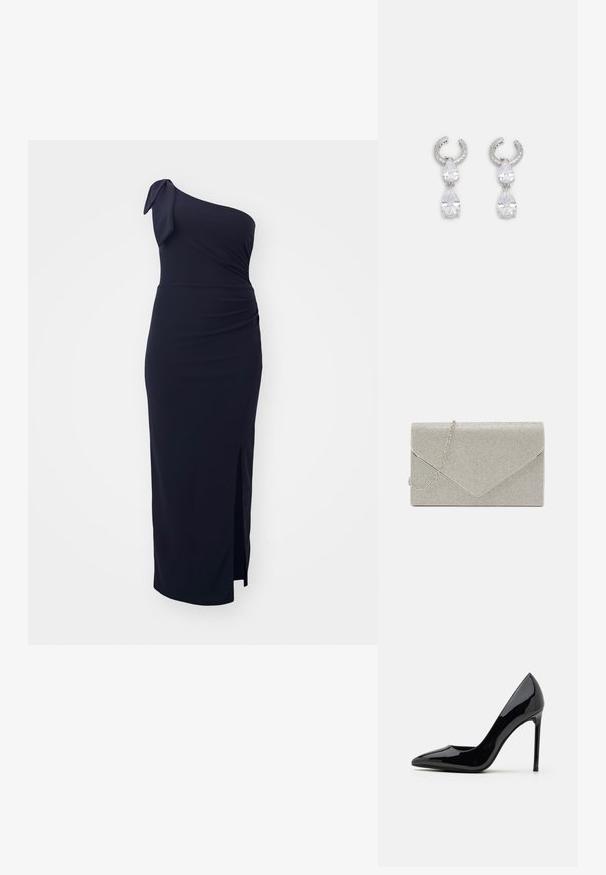 Asymmetrische donkerblauwe jurk met knoopdetail op de schouder, geplooide taille en een zijsplit; gemaakt van soepel, rekbaar materiaal.; Call it Spring MESMERIZE - Klassieke pumps - other black; Metalen zilveren clutch met een envelopontwerp, verrijkt met een gestructureerd patroon, voorzien van een afneembare kettinghengsel.; Zilveren oorbellen met een textuur in de vorm van een hoop, versierd met twee heldere druppelvormige kristallen en een kleiner vierkant kristal aan de onderkant.