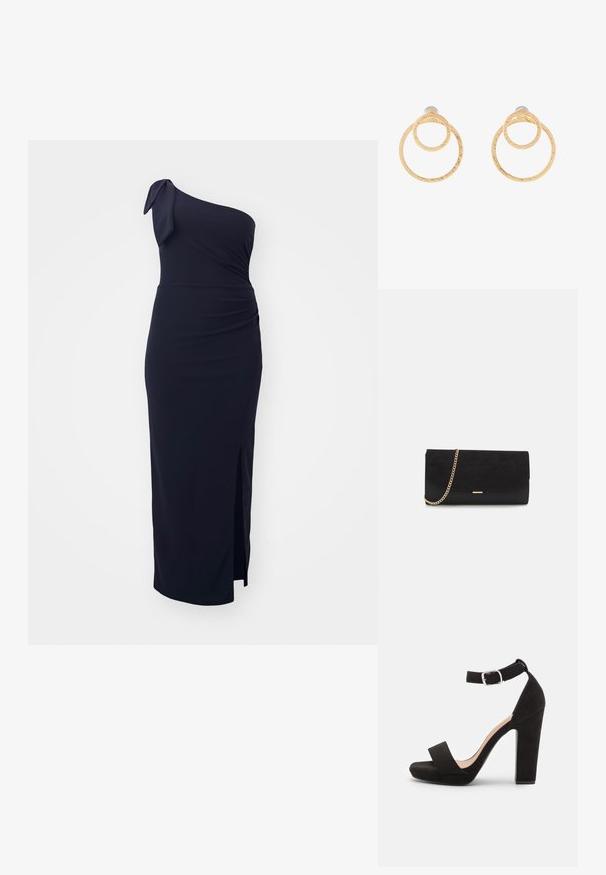 Asymmetrische donkerblauwe jurk met knoopdetail op de schouder, geplooide taille en een zijsplit; gemaakt van soepel, rekbaar materiaal.; Anna Field Sandalen - black; Zwarte clutch tas gemaakt van suede met een textuurafwerking, voorzien van een gouden schouderband en een strakke, hoekige vorm.; Gouden oorbellen in de vorm van hoepels met twee onderling verbonden cirkels met een gestructureerde afwerking. Ontworpen met een gladde, veilige achterkant.
