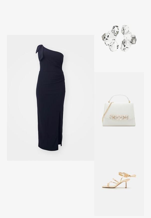 Asymmetrische donkerblauwe jurk met knoopdetail op de schouder, geplooide taille en een zijsplit; gemaakt van soepel, rekbaar materiaal.; Gouden strappy hoge hak sandaal met een slank ontwerp, dunne bandjes, een enkelbandje en een minimalistische metallic hak. Soepele textuur.; Witte faux leren handtas met een gestructureerde vorm, met een gouden kettinghengsel en een decoratieve edelsteenversiering aan de voorkant.; Cluster van zes onregelmatig gevormde, doorschijnende en reflecterende glasachtige stukken die zijn gerangschikt op een witte achtergrond.