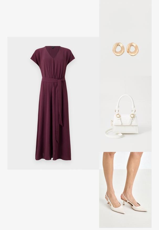 Maxi-jurk met V-hals en korte mouwen in diep bordeauxrood, gemaakt van een textuurstof en voorzien van een strikband in de taille voor een verstelbare pasvorm.; Beige gepatineerde leren slingback hakken met een spitze neus en een hak van 5 cm, met uitsparingen aan de zijkanten en een dunne enkelband.; Witte nep-leer handtas met een gestructureerd ontwerp, gouden hardware accenten, dubbele bovenhandvaten en een verstelbare schouderriem.; Set van onregelmatig gevormde, gepolijste hoepel oorbellen van goudkleurig metaal met een open midden op een effen witte achtergrond.